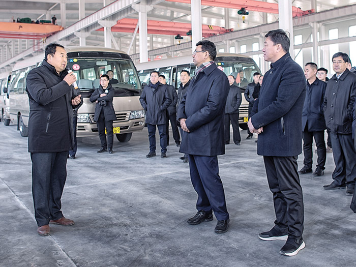 2019年1月8日在新公司，董事长崔洪亮(左一)向市季
